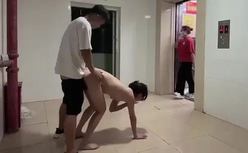 Đang chịch em trước sảnh thang máy thì gặp chị hàng xóm Đang chịch em trước sảnh thang máy thì gặp chị hàng xóm